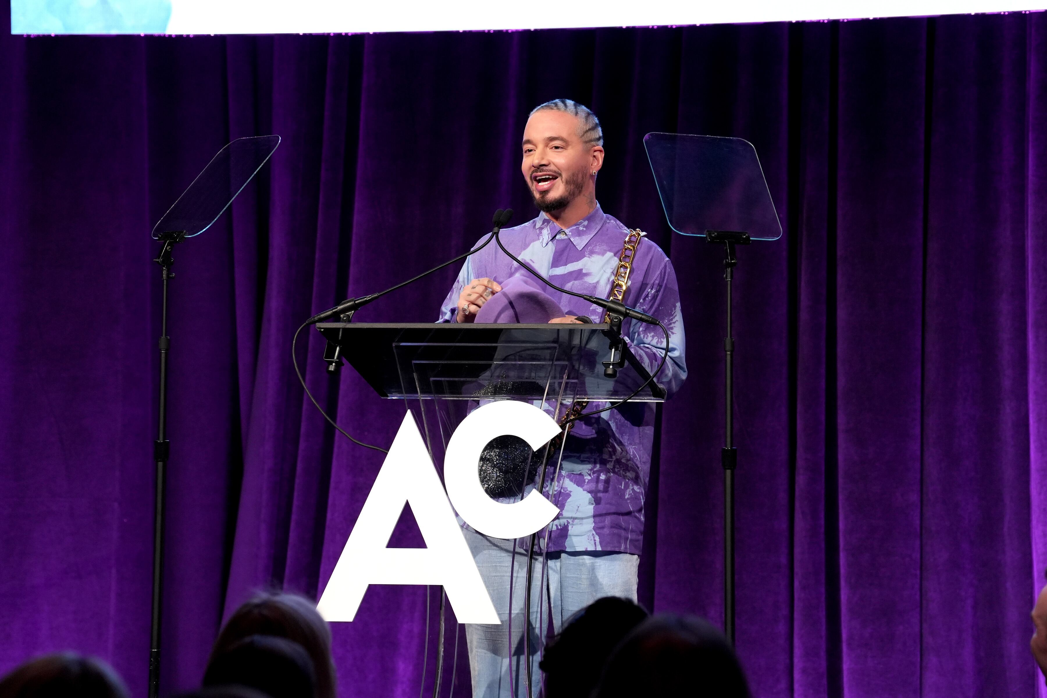 J Balvin recibe premio Global Fashion Icon