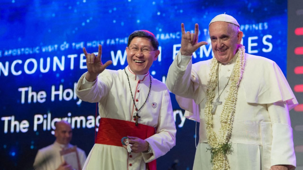 Una fotografía tomada y publicada el 16 de enero de 2015 por el Osservatore Romano muestra al papa Francisco y al Arzobispo de Manila Luis Antonio Gokim Tagle haciendo gestos durante una reunión con familias en Manila el 16 de enero de 2015