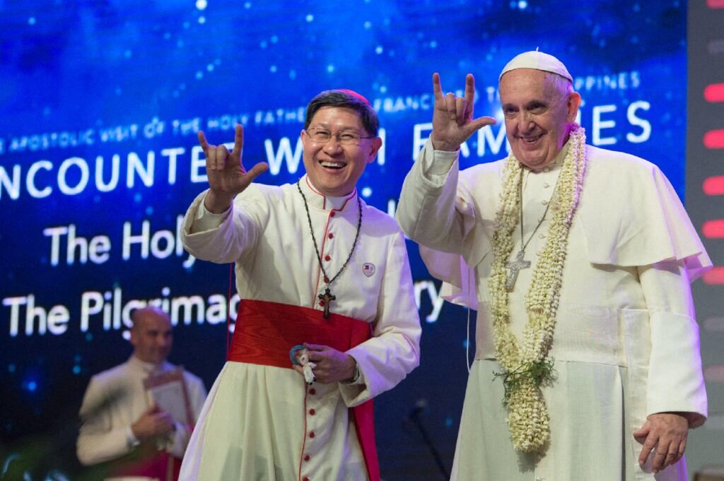 Una fotografía tomada y publicada el 16 de enero de 2015 por el Osservatore Romano muestra al papa Francisco y al Arzobispo de Manila Luis Antonio Gokim Tagle haciendo gestos durante una reunión con familias en Manila el 16 de enero de 2015