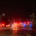 Cuando más tarde intentaron ejecutar la orden, el sospechoso hizo varios disparos dentro de la casa y la explosión se produjo poco antes de las 20:30. Llamas y escombros saltaron por los aires, según la policía. (AP Photo/Kevin Wolf)