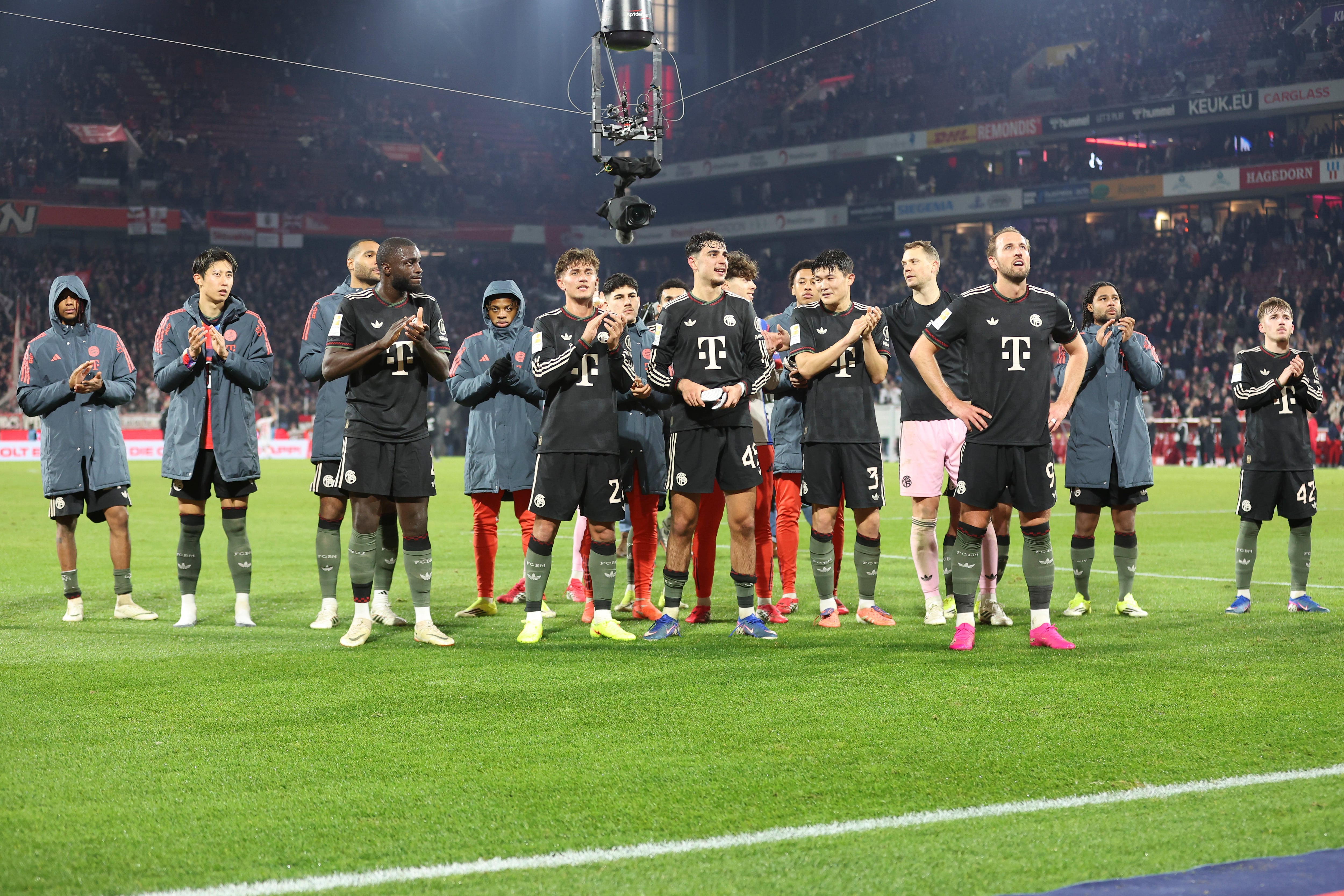 Plantel del Bayern Múnich tras la victoria con Colonia en Bundesliga