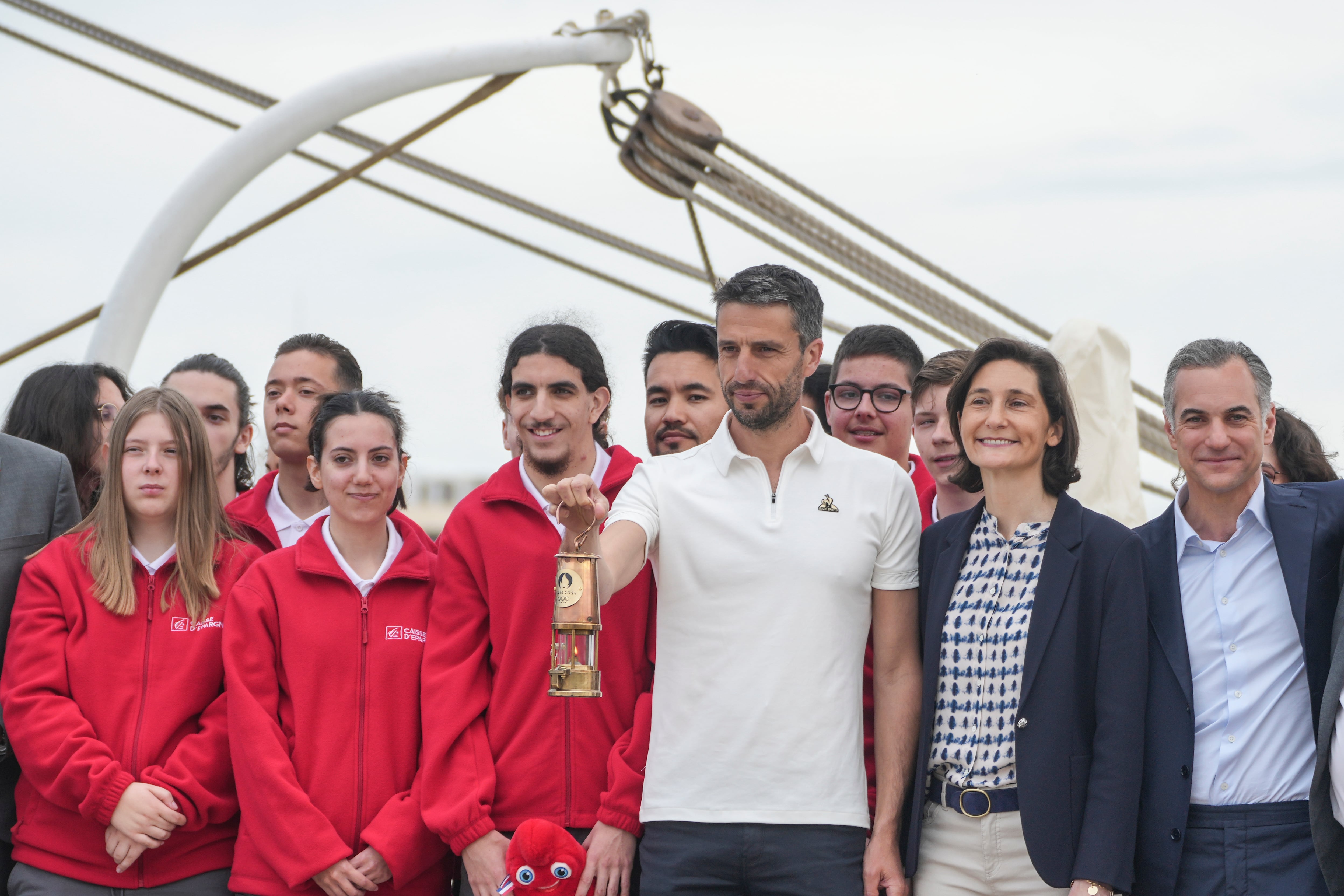 . La llama a bordo del Belem, un velero francés de tres mástiles, construido en 1896, para ser transportado al puerto francés de Marsella. (Foto AP/Petros Giannakouris)