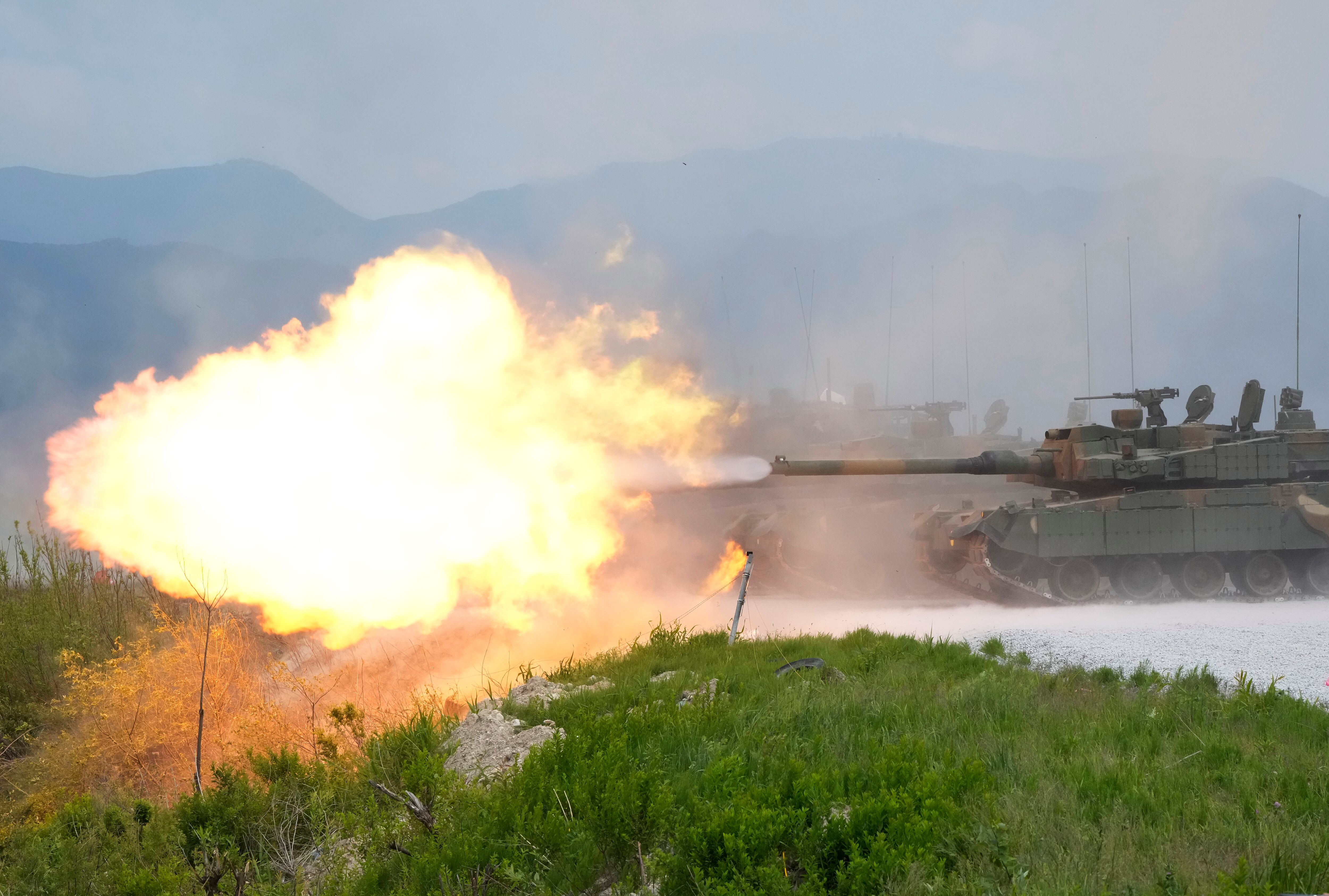 El tanque K-2 del ejército de Corea del Sur se dispara durante Corea del Sur-EE.UU. simulacros militares conjuntos en el Campo de Entrenamiento de Bomberos de Seungjin en Pocheon, Corea del Sur