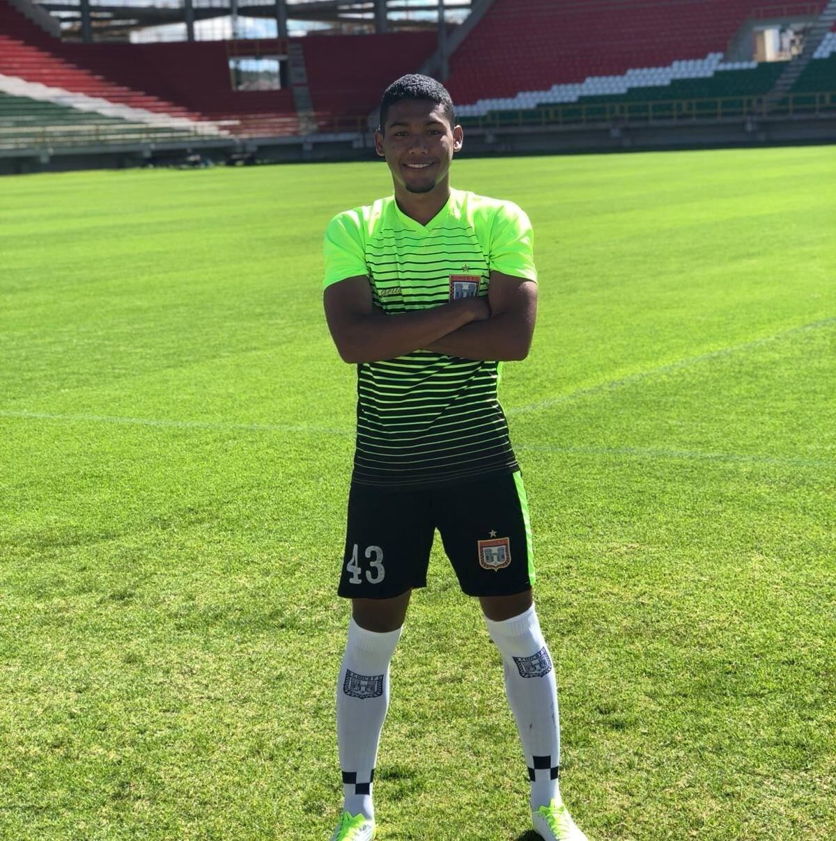Juan Camilo Salazar con la camiseta del Boyacá Chicó en el estadio Independencia de Tunja