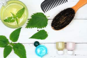 La ortiga tiene vitaminas y minerales que ayudan en el fortalecimiento del cabello.