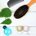 La ortiga tiene vitaminas y minerales que ayudan en el fortalecimiento del cabello.