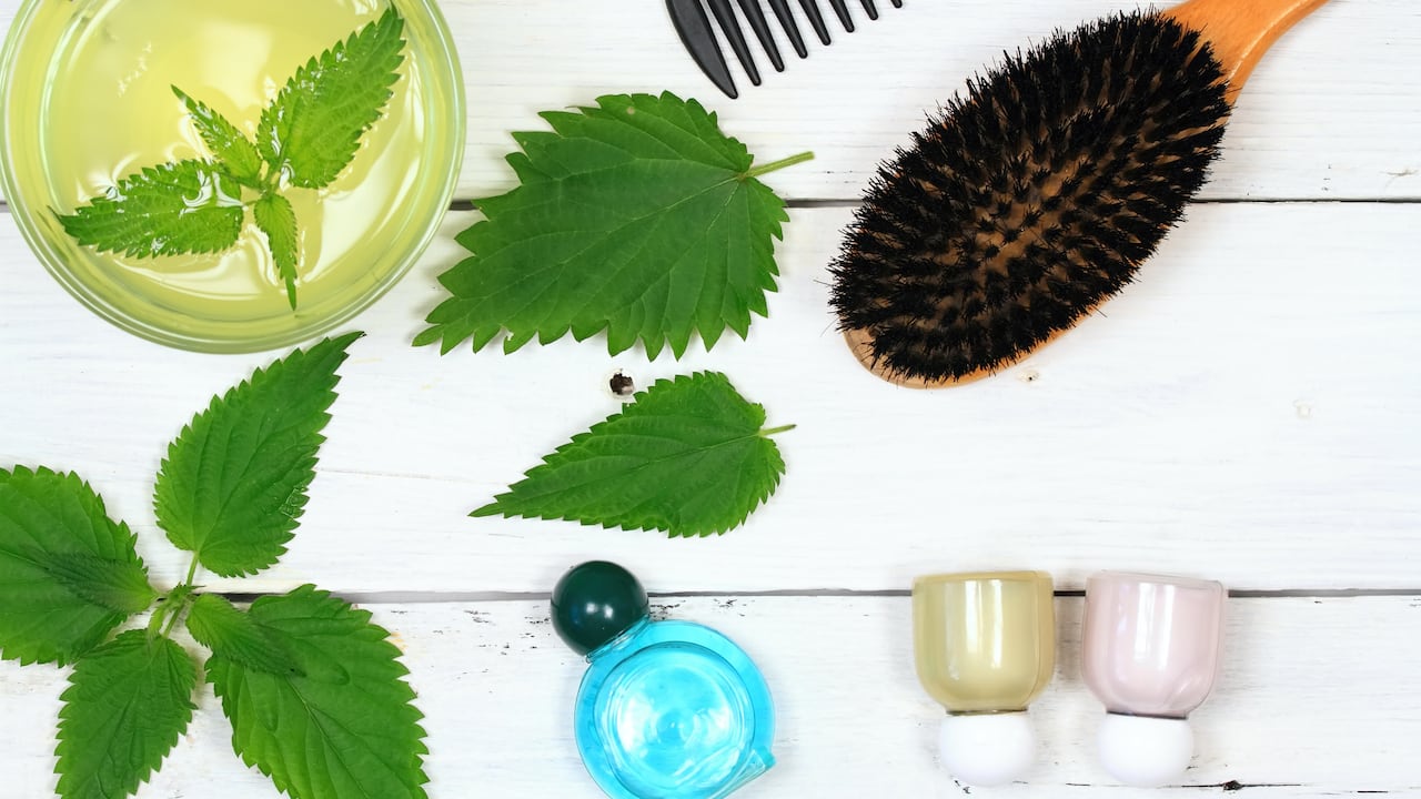La ortiga tiene vitaminas y minerales que ayudan en el fortalecimiento del cabello.