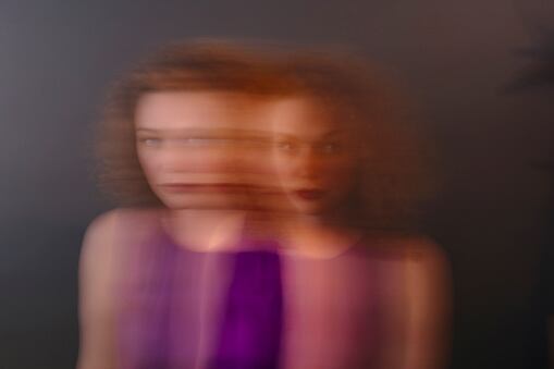 La pérdida de memoria está acompañada de problemas de salud mental y que se presenta después de un evento traumático o estresante importante, trastorno bipolar, depresión o cualquier otro trastorno mental, como esquizofrenia.