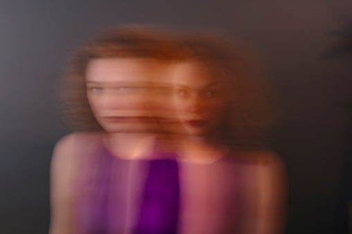 La pérdida de memoria está acompañada de problemas de salud mental y que se presenta después de un evento traumático o estresante importante, trastorno bipolar, depresión o cualquier otro trastorno mental, como esquizofrenia.