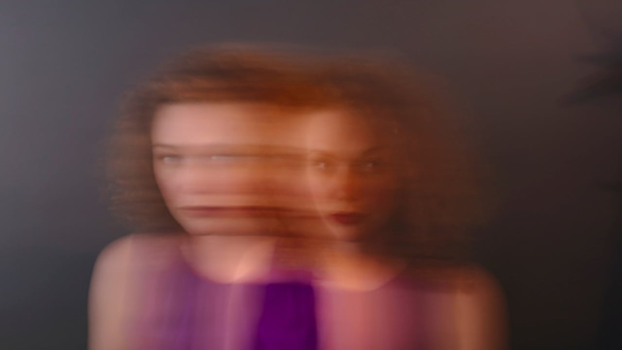 La pérdida de memoria está acompañada de problemas de salud mental y que se presenta después de un evento traumático o estresante importante, trastorno bipolar, depresión o cualquier otro trastorno mental, como esquizofrenia.