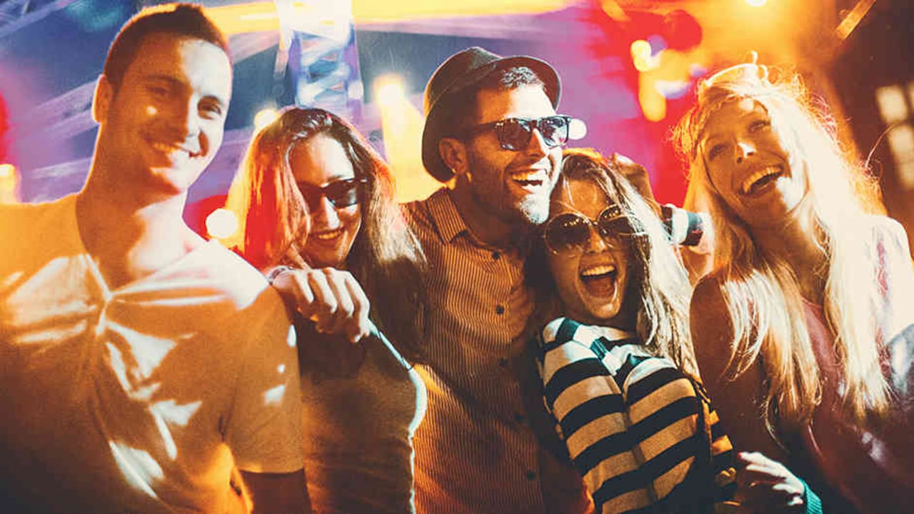 1 millón de pesos es el valor de un palco en un evento especial con DJ en un club privado.