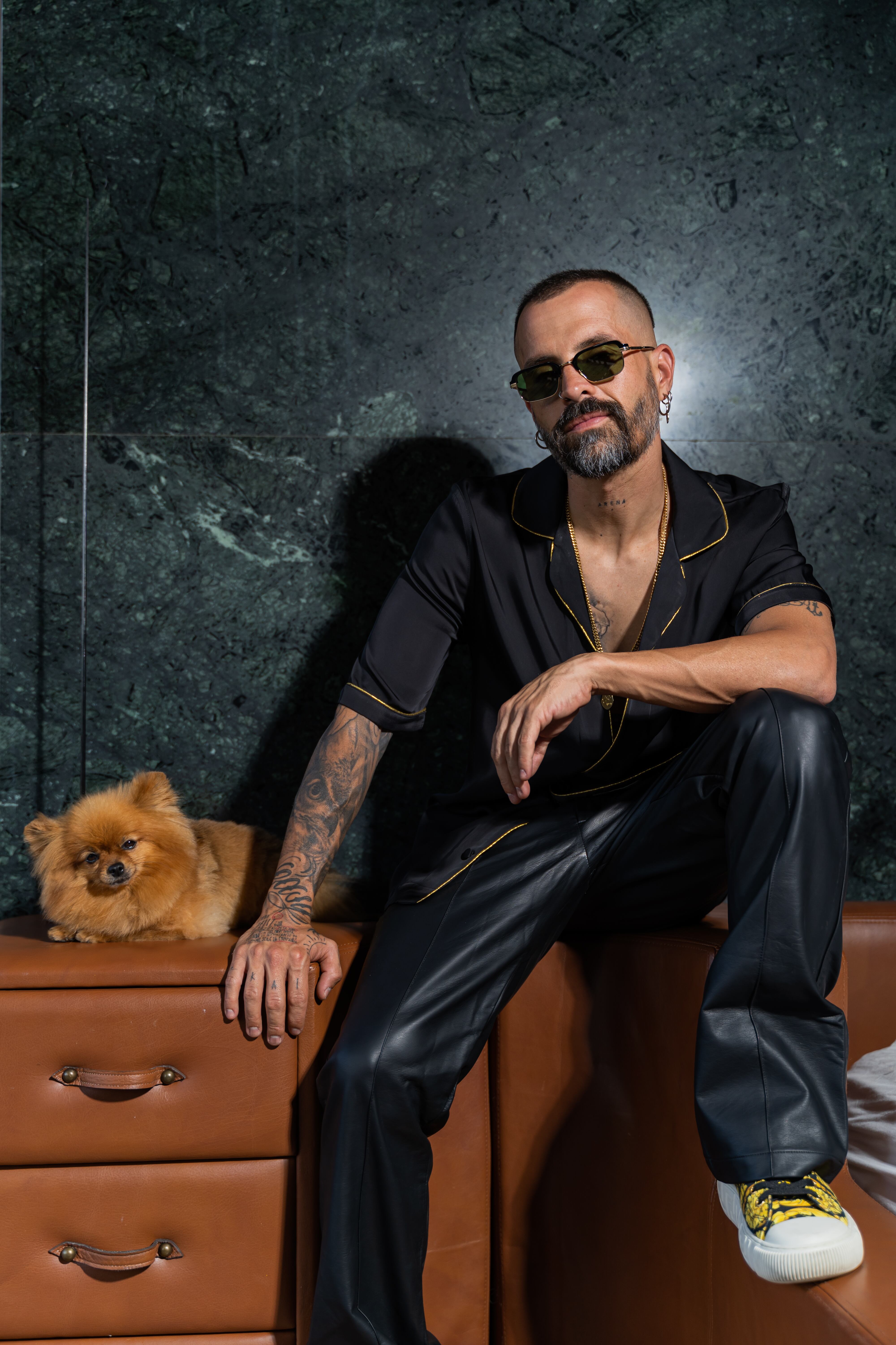 -Mike Bahía presentó su nuevo sencillo "Cómo Te Hago Entender" en homenaje a su autor Roberto Roena