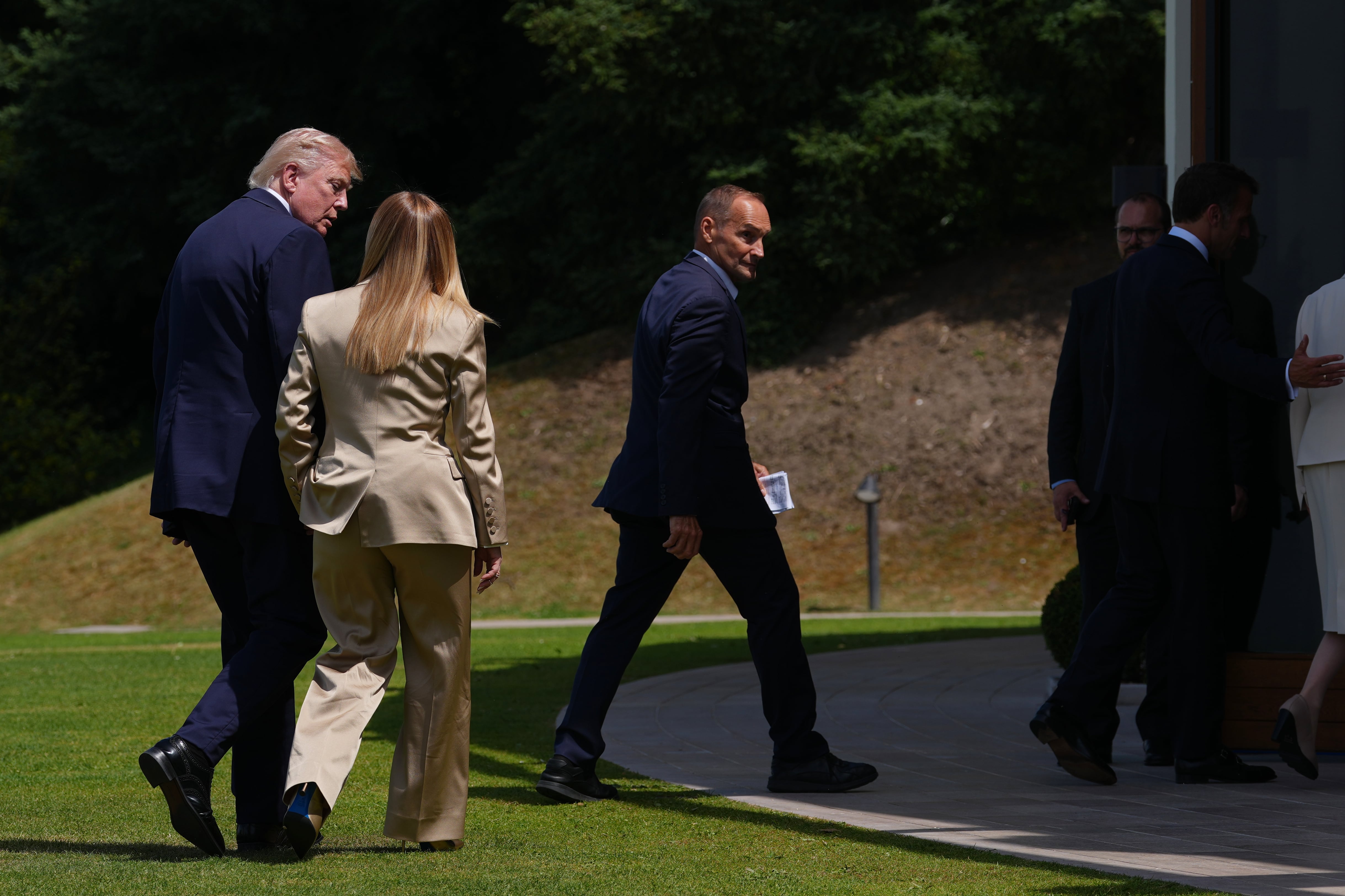 El presidente de Estados Unidos, Donald Trump, conversa con la primera ministra italiana, Giorgia Meloni, tras una foto de grupo de los líderes del G7 en Evian-les-Bains, Francia.