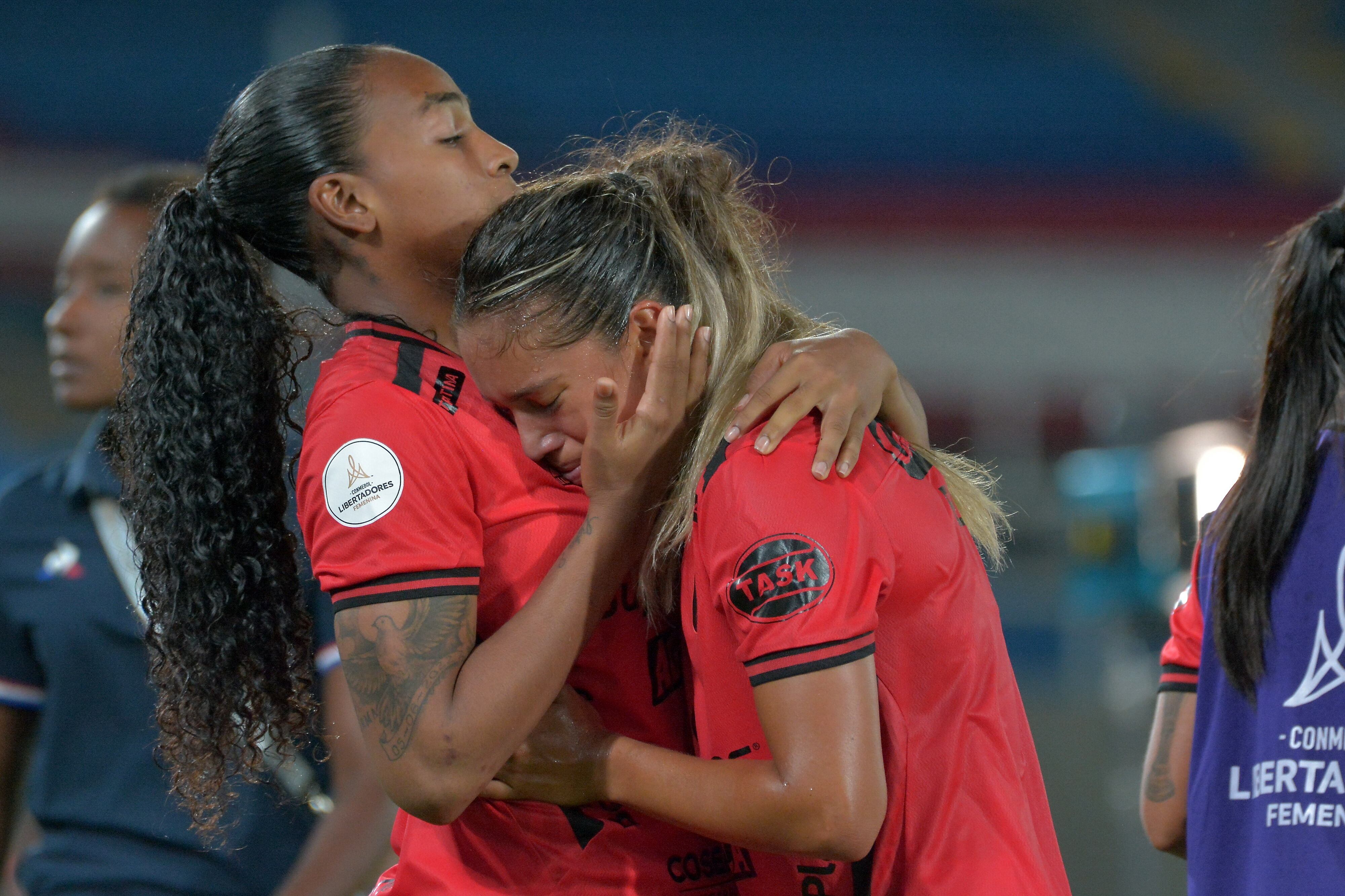 América pierde 4 a 2 contra el Internacional de Porto Alegre, en la Copa Libertadores Femenino. Tristeza de jugadoras del América de Cali ante la derrota.