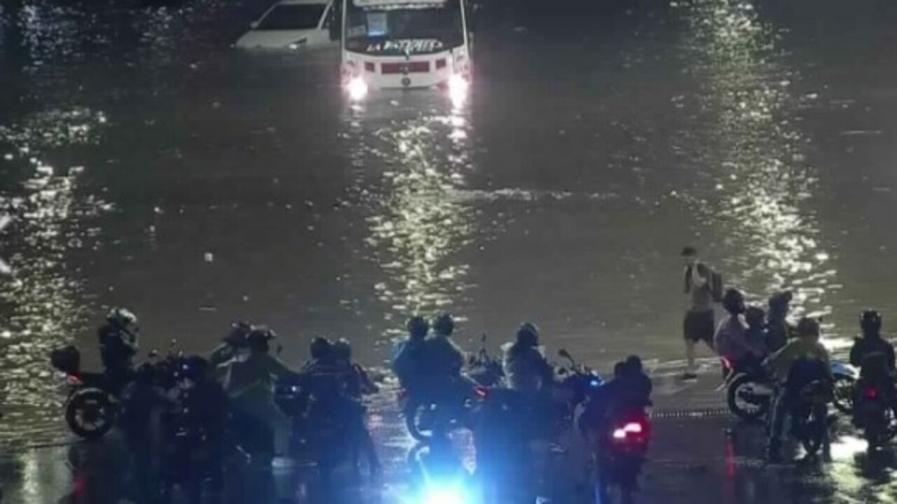 Un fuerte aguacero ocasionó inundaciones y hasta granizada en Medellín y sus alrededores.
