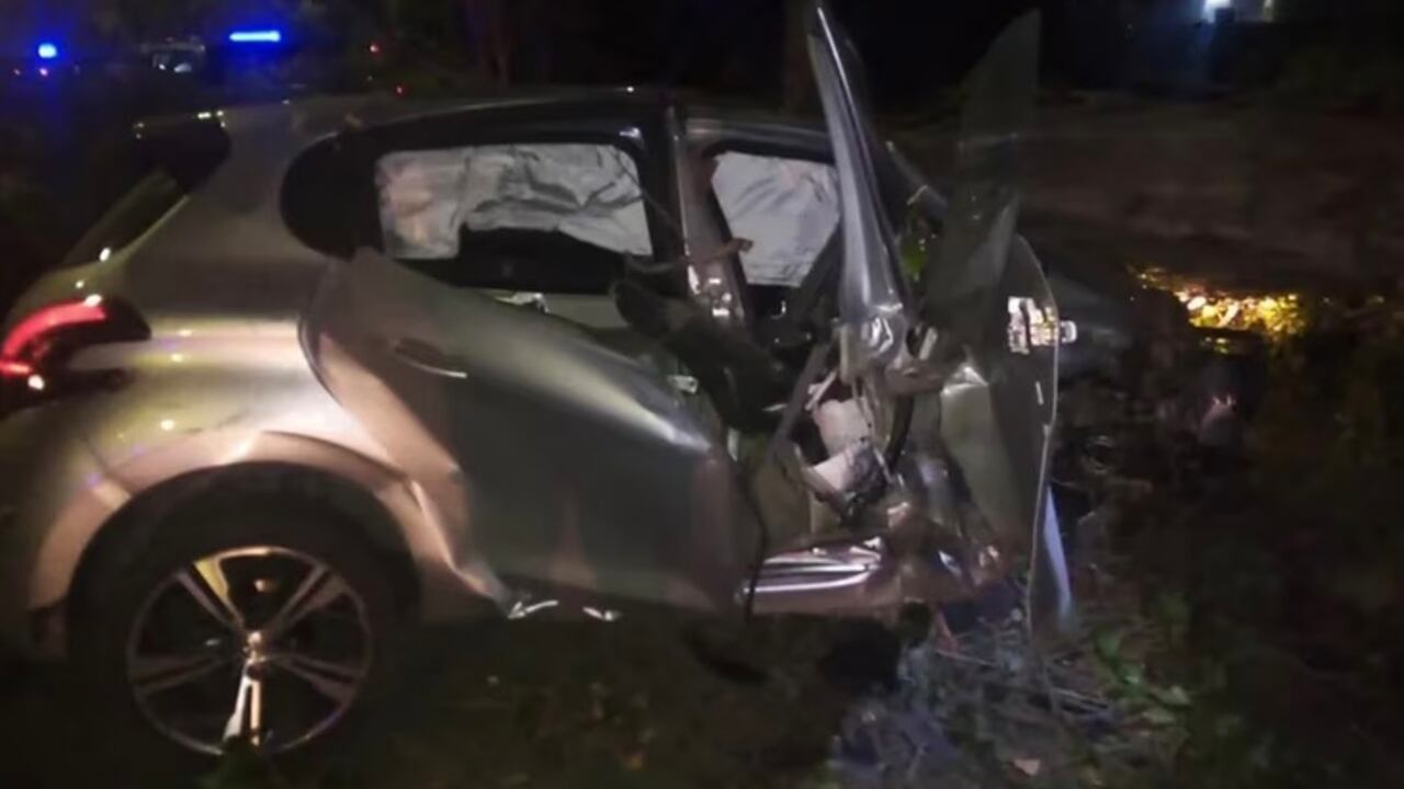 Una persecución de la policía contra cuatro jóvenes que se movilizaban en un vehículo robado terminó en tragedia luego de que este terminara chocando de frente contra un árbol en Argentina.