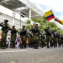 Este domingo 20 de julio, cientos de caleños llegaron hasta la tradicional Avenida Sexta, en el norte de Cali, para acompañar el desfile militar y policial con el que se conmemoraron los 215 años de la Independencia de Colombia, El desfile comenzó en la Plazoleta Jairo Varela y terminó en el CAI de Chipichape, en el norte de la ciudad y se convirtió en un acto lleno de civismo, orgullo patrio y reconocimiento a la labor de la Fuerza Pública. Fotos Raúl Palacios / El País.