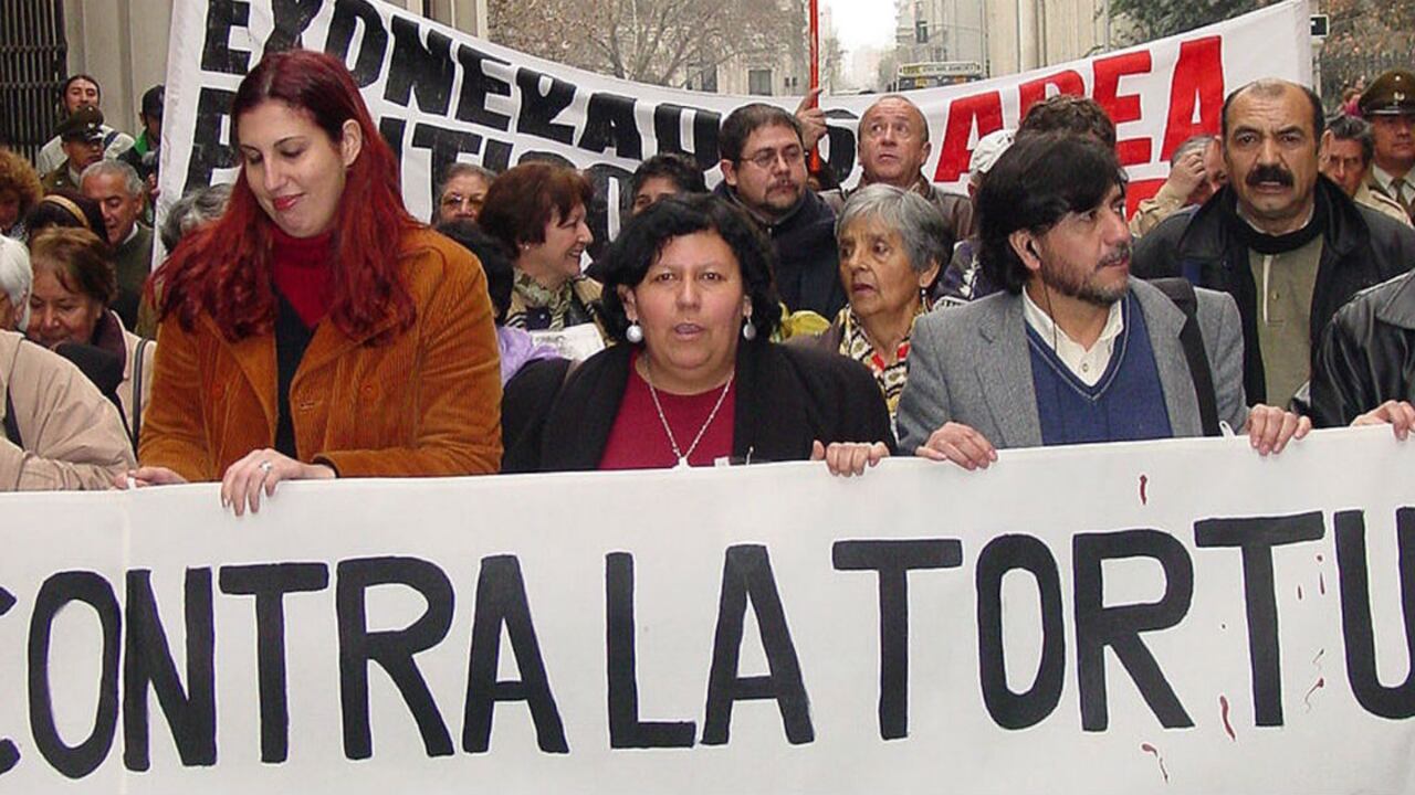 Organizaciones vinculadas a la defensa de los DD. HH. marchan frente a los tribunales de justicia, en el centro de Santiago de Chile.