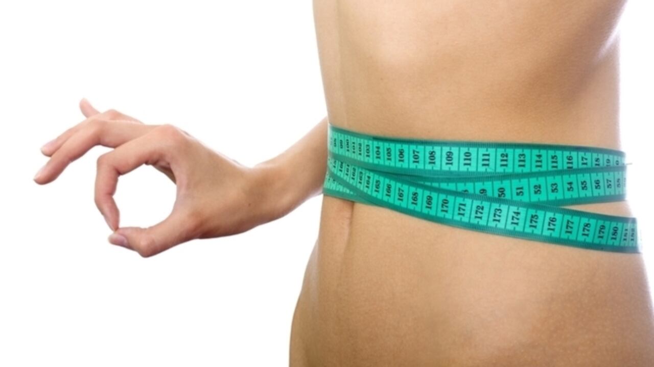 La pérdida de grasa abdominal se logra principalmente con una alimentación saludable y ejercicio. ©Ingimage
