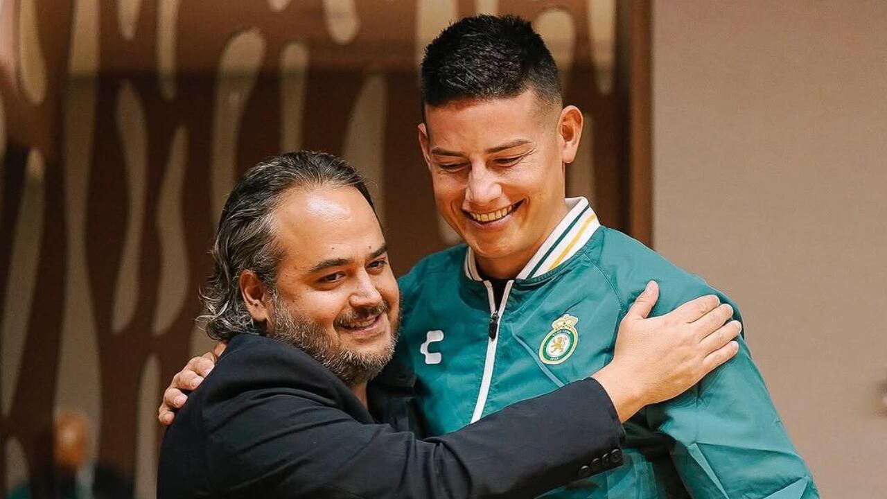 James Rodríguez y su abrazo con el presidente del Club León, Jesús Martínez