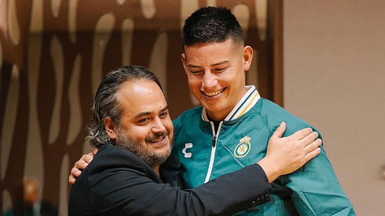 James Rodríguez y su abrazo con el presidente del Club León, Jesús Martínez
