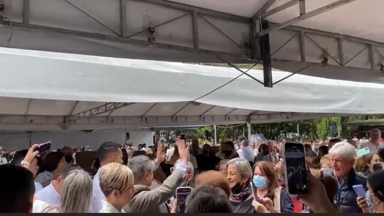 Reciben entre aplausos al alcalde encargado de Medellín, Juan Camilo Restrepo.