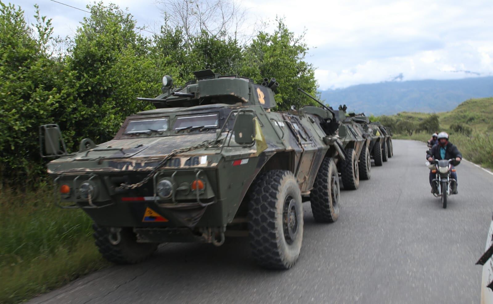 Ejército se retira de El Plateado. Así salieron los vehículos blindados militares del corregimiento