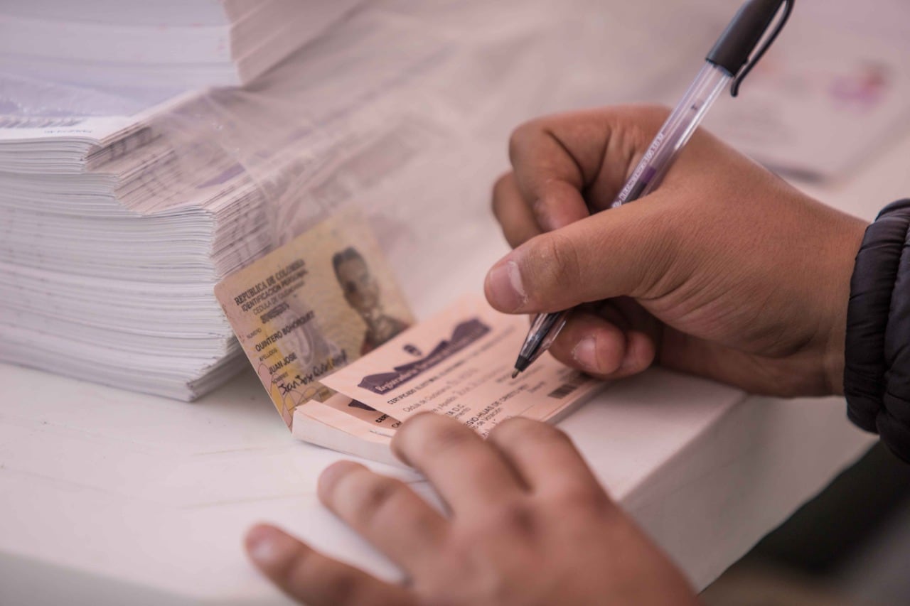 Consulte su puesto de votación en la página web www.registraduria.gov.co