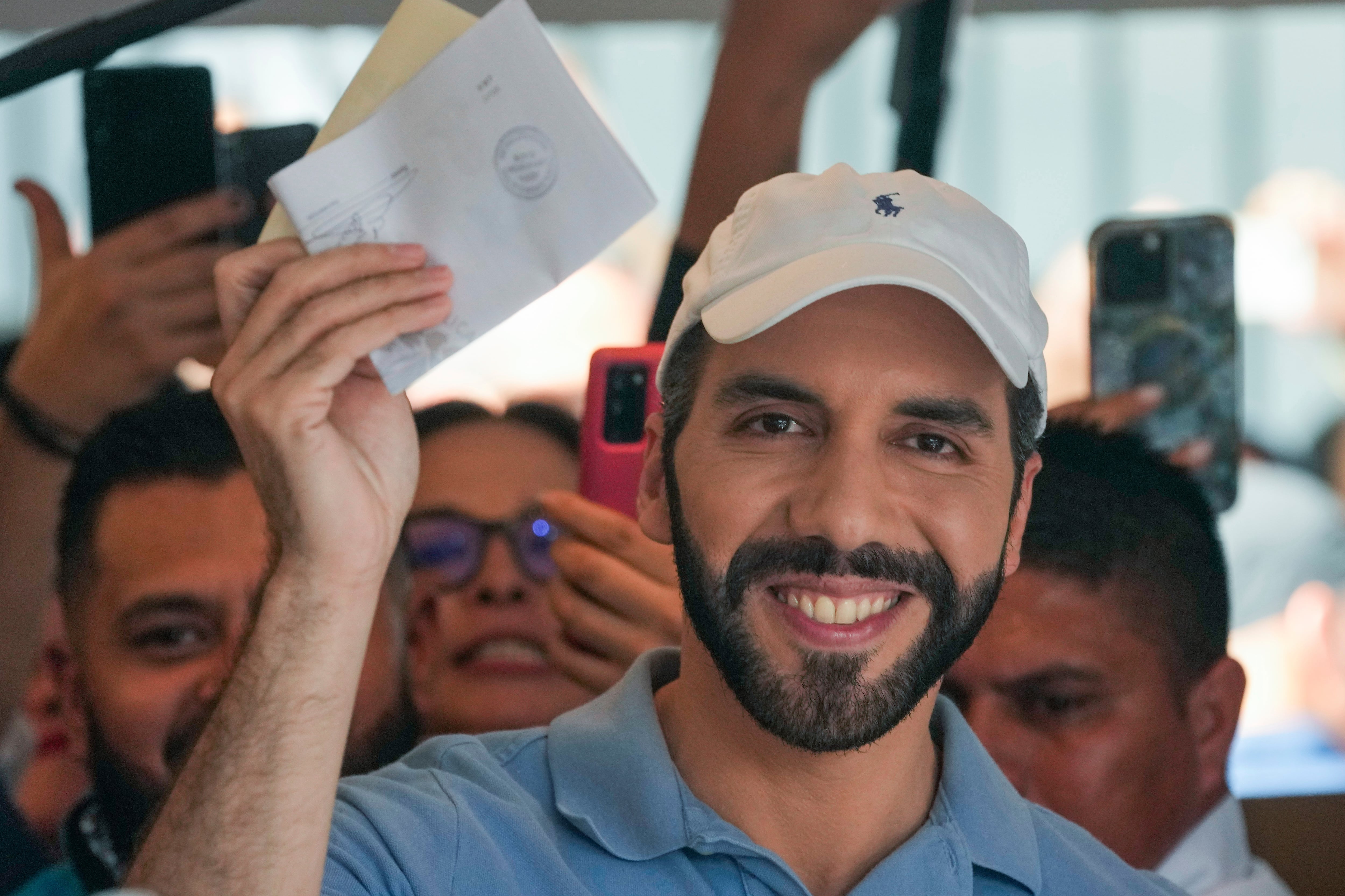 El presidente de El Salvador, Nayib Bukele, que busca la reelección, muestra su boleta antes de votar en las elecciones generales en San Salvador, El Salvador, el domingo 4 de febrero de 2024.