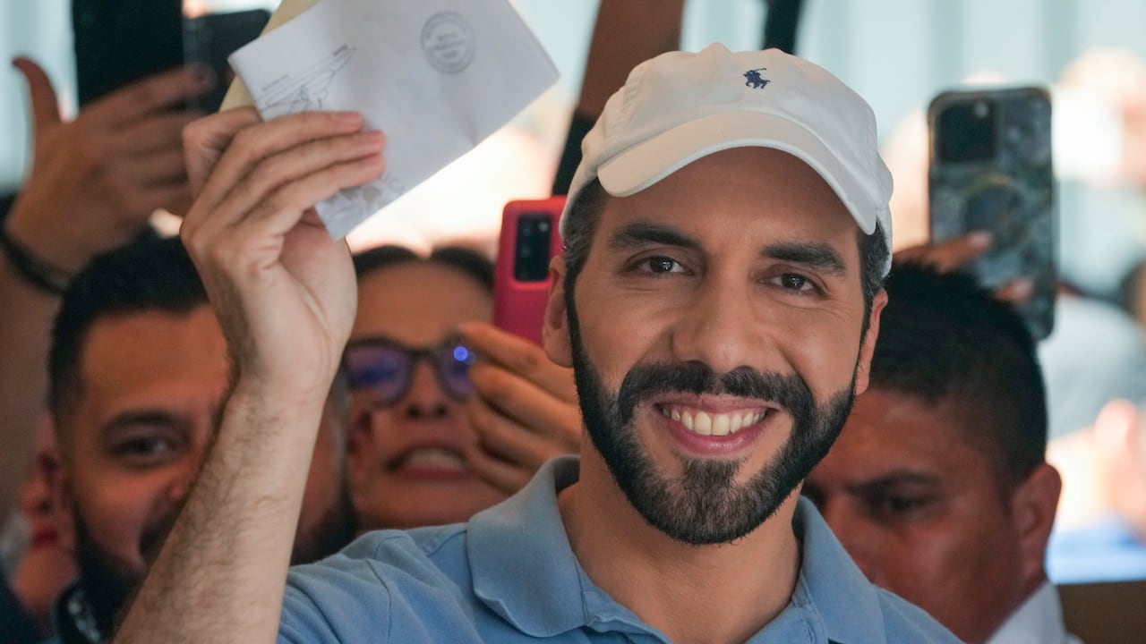 El presidente de El Salvador, Nayib Bukele, que busca la reelección, muestra su boleta antes de votar en las elecciones generales en San Salvador, El Salvador, el domingo 4 de febrero de 2024.
