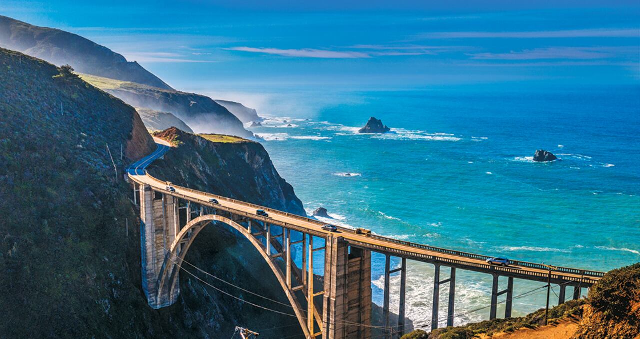 Bixby Creek Bridge en la región de Big
Sur. Antes de su construcción, en 1932,
los habitantes de la zona quedaban aislados en invierno