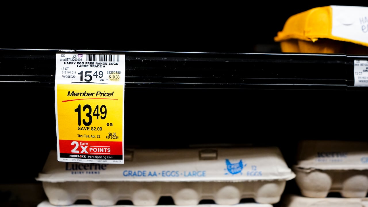 Un anaquel con algunas cajas de huevo en una tienda en Safeway, el 27 de enero de 2025, en Seattle. (AP Foto/Lindsey Wasson)