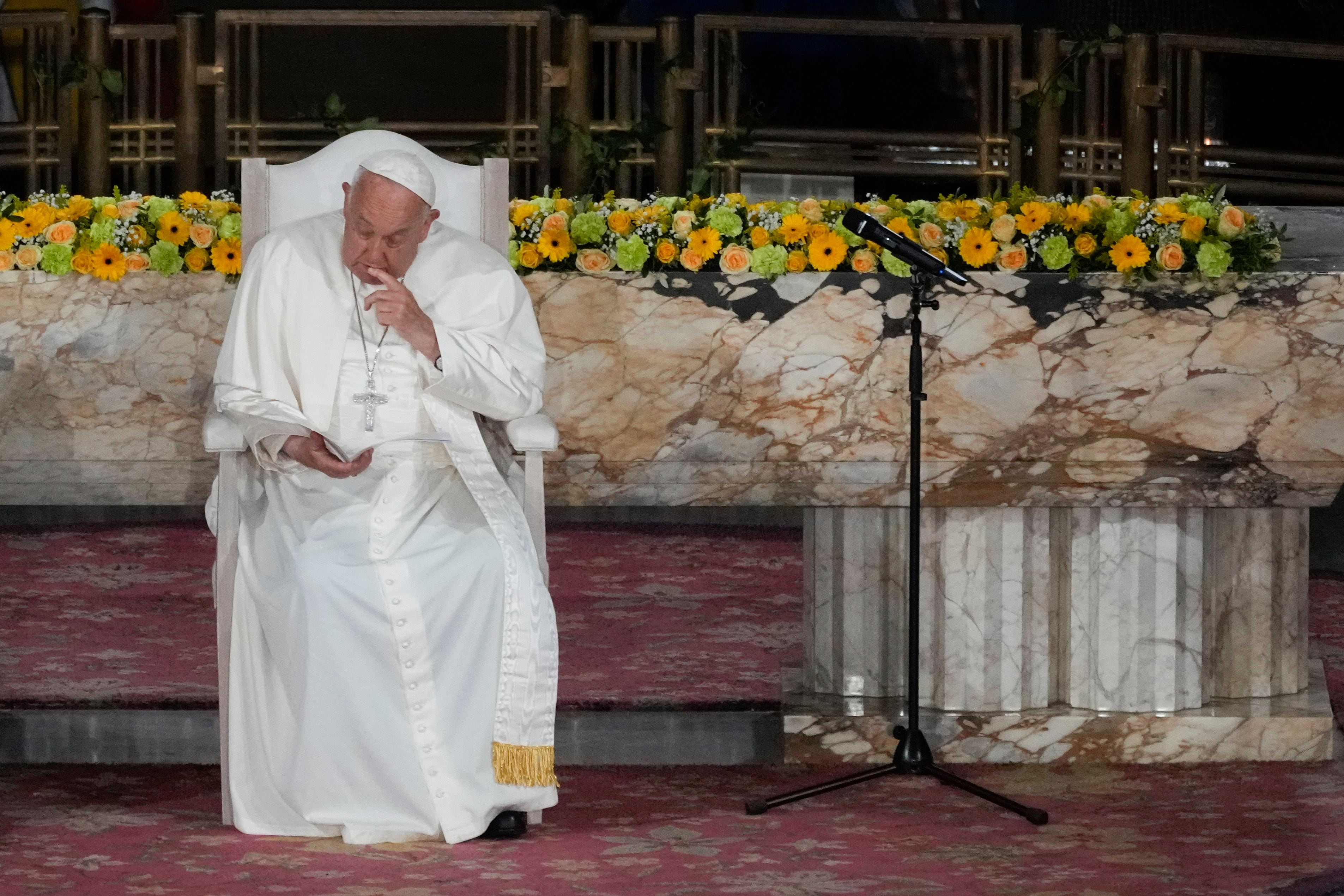 El papa Francisco asiste a un encuentro con obispos, diáconos y religiosos en la Basílica del Sagrado Corazón, en Koekelberg, Bélgica, el 28 de septiembre de 2024. (AP Foto/Andrew Medichini)