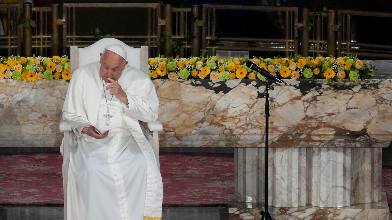 El papa Francisco asiste a un encuentro con obispos, diáconos y religiosos en la Basílica del Sagrado Corazón, en Koekelberg, Bélgica.