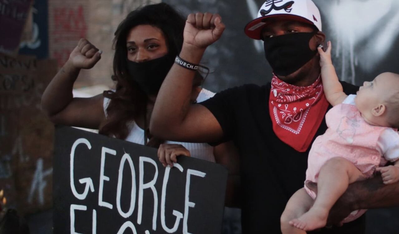 Varias personas en Estados Unidos siguen recordando a George Floyd tras ser asesinado por policías en 2020