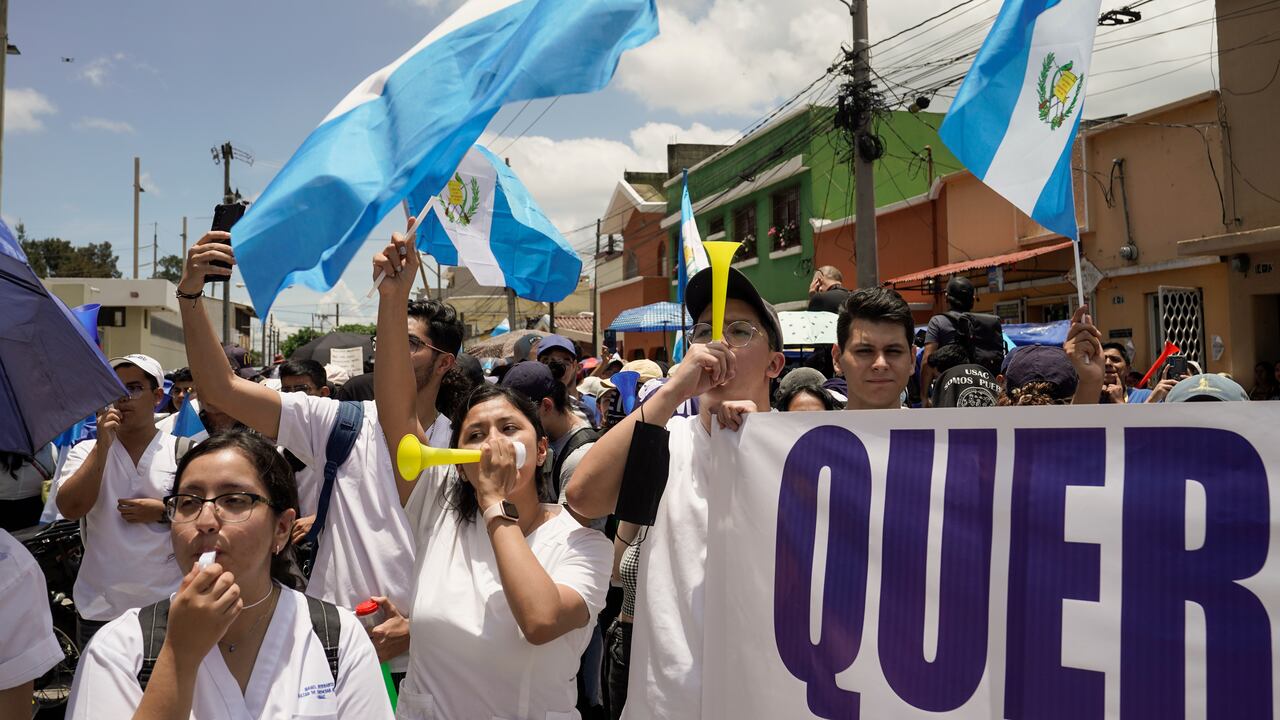 Los manifestantes se reúnen frente a la Fiscalía General de la República, en Ciudad de Guatemala, el lunes 24 de julio de 2023. Los manifestantes exigen respeto por la democracia, luego de las acciones judiciales y de enjuiciamiento contra el Tribunal Supremo Electoral y contra uno de los dos partidos que participarán en la segunda vuelta de las elecciones presidenciales. (Foto AP/Moisés Castillo).