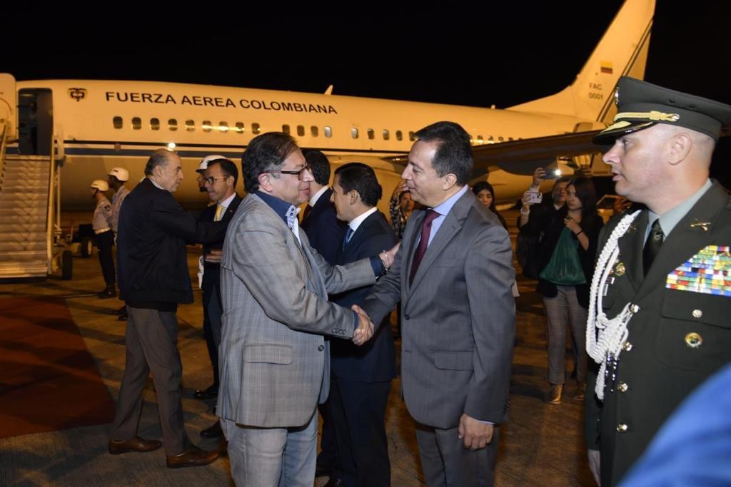 El recibimiento al presidente Petro tras su llegada a Brasil.