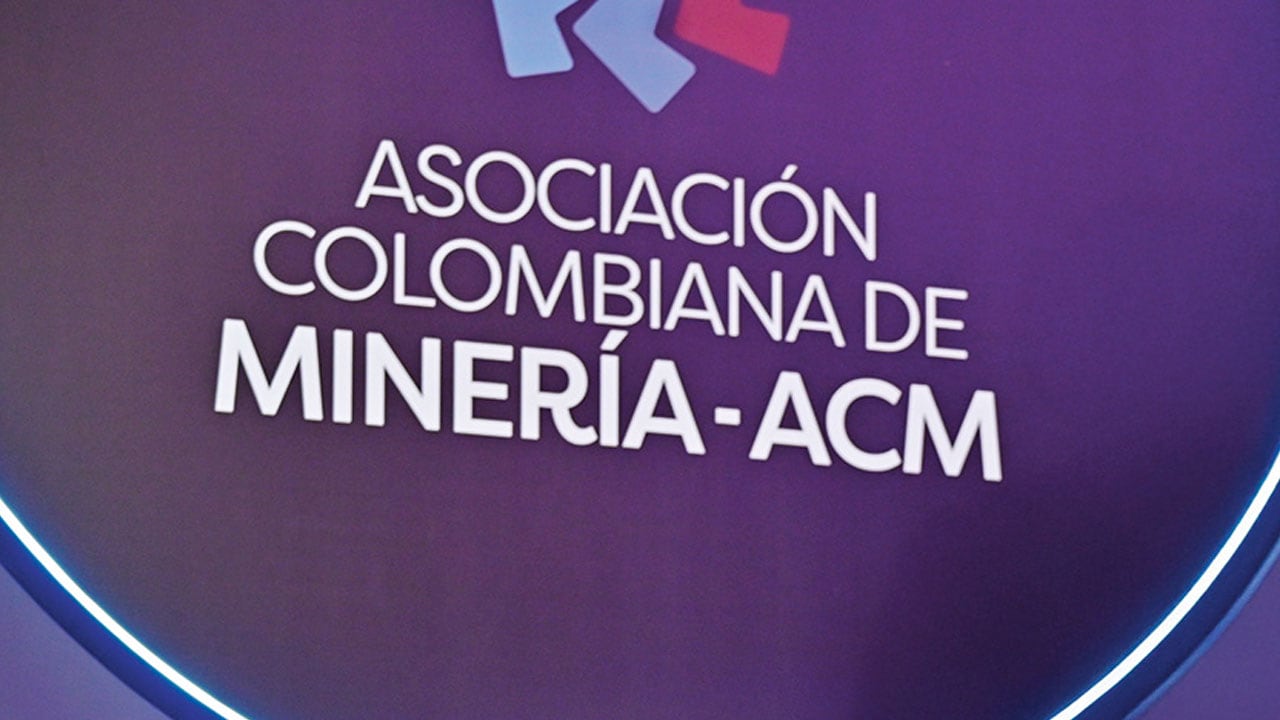 Tras una caída de 88 por ciento en la inversión extranjera, el sector pide menos trabas, combatir la extracción ilícita y reglas que permitan reactivar proyectos en Colombia.