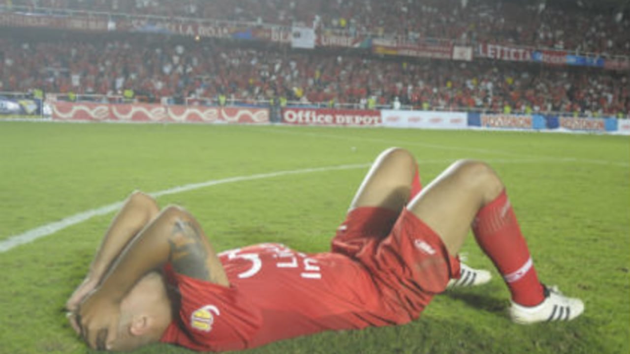 El desconsuelo se apoderó de varios de los jugadores del América, tras caer el sábado en la noche en la instancia de los doce pasos frente a Patriotas de Boyacá y perder así la categoría.