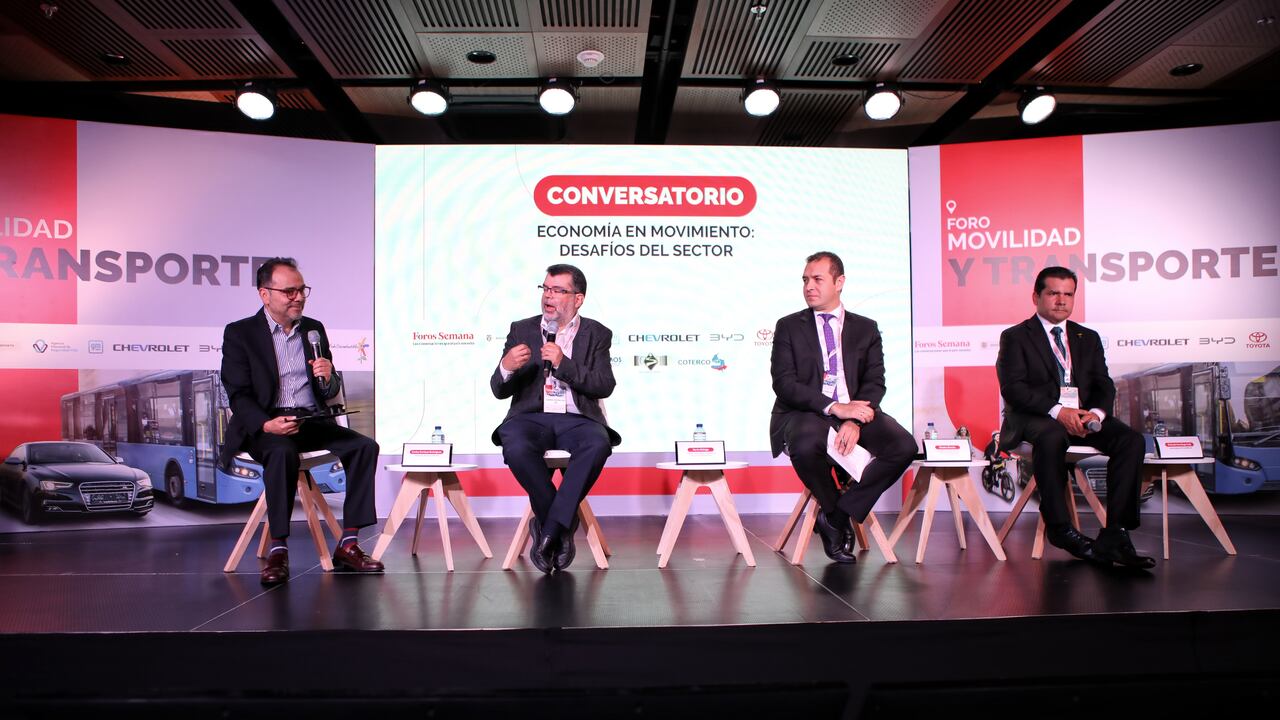 Carlos Enrique Rodríguez, subdirector general de SEMANA Darío Hidalgo, profesor e investigador de transporte de la Universidad Javeriana; Nicolas Rincón, director de Infraestructura y Energía Sostenible del DNP OK y Orlando Santiago Cely, gerente general de TransMilenio