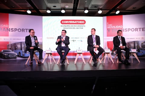 Carlos Enrique Rodríguez, subdirector general de SEMANA Darío Hidalgo, profesor e investigador de transporte de la Universidad Javeriana; Nicolas Rincón, director de Infraestructura y Energía Sostenible del DNP OK y Orlando Santiago Cely, gerente general de TransMilenio