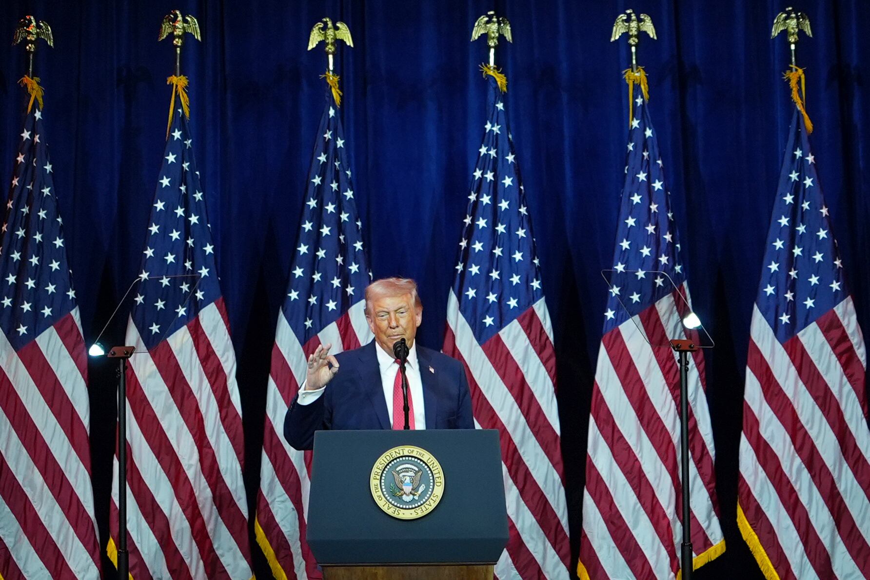 El presidente Donald Trump habla con los legisladores republicanos de la Cámara de Representantes durante su retiro político anual, el martes 6 de enero de 2026, en Washington