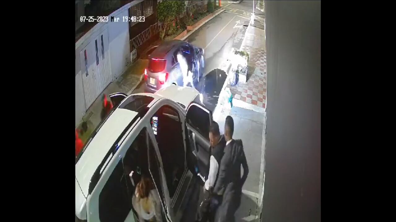 Cayó uno de los delincuentes que, vestidos de traje y corbata, intentaron robar una camioneta de alta gama en Bogotá