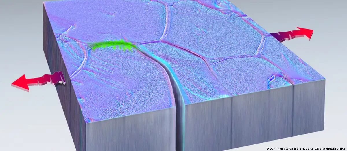 El color verde indica la zona del metal en el que se formó una fisura que luego volvió a repararse.