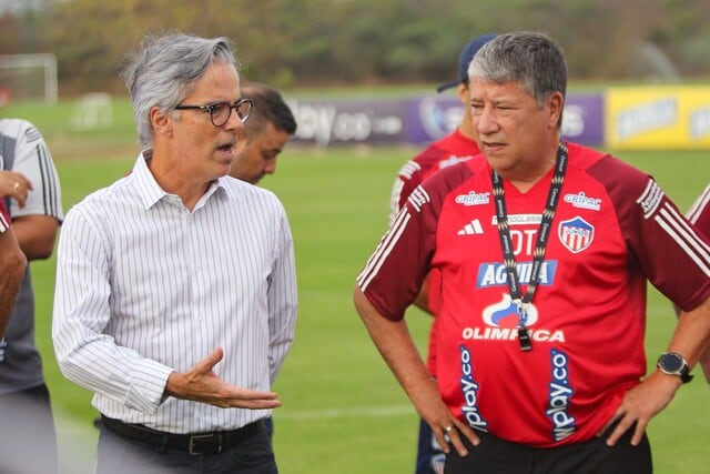 Alejandro Arteta, presidente de Junior, hablando con el 'Bolillo' Gómez.