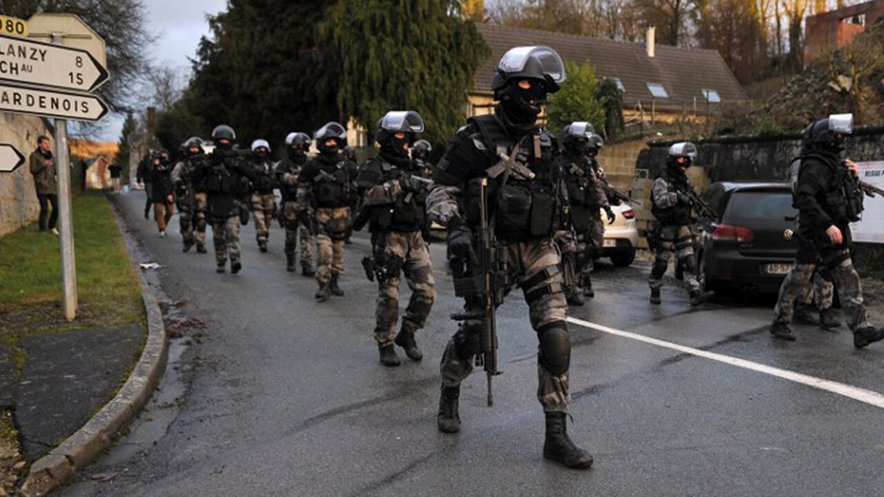 Las fuerzas de élite francesas mientras patrullaban el norte del país en busca de los sospechosos del atentado al 'Charlie Hebdo'.