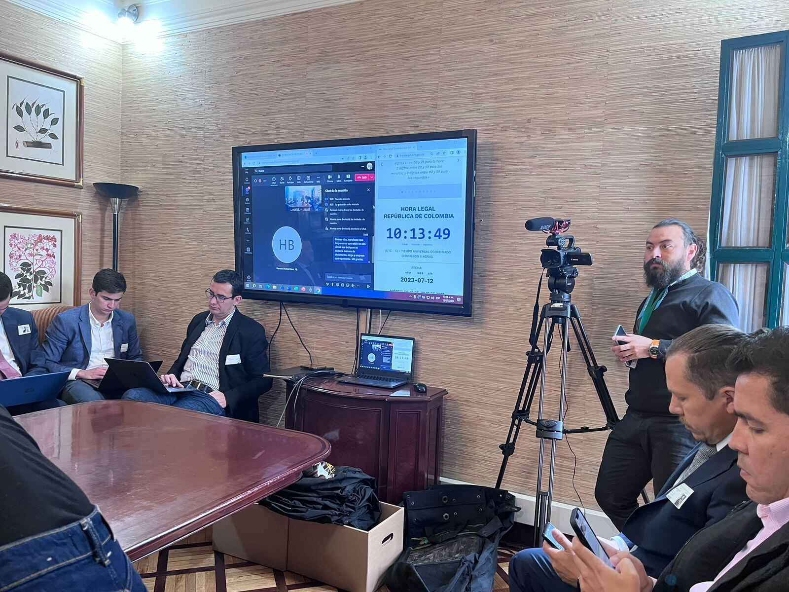 La reunión sobre contrato de pasaportes.