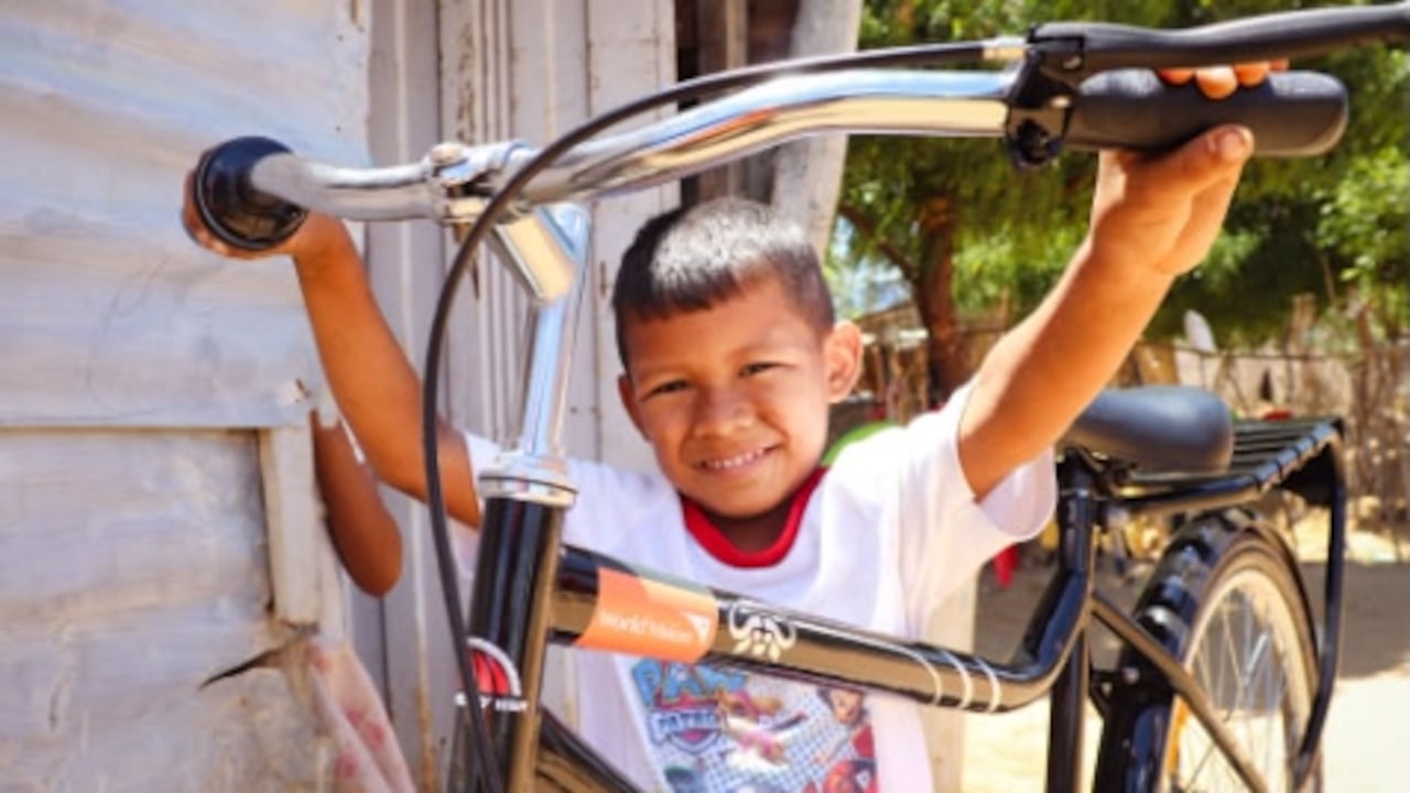 Entrega de bicicletas a estudiantes en La Guajira.