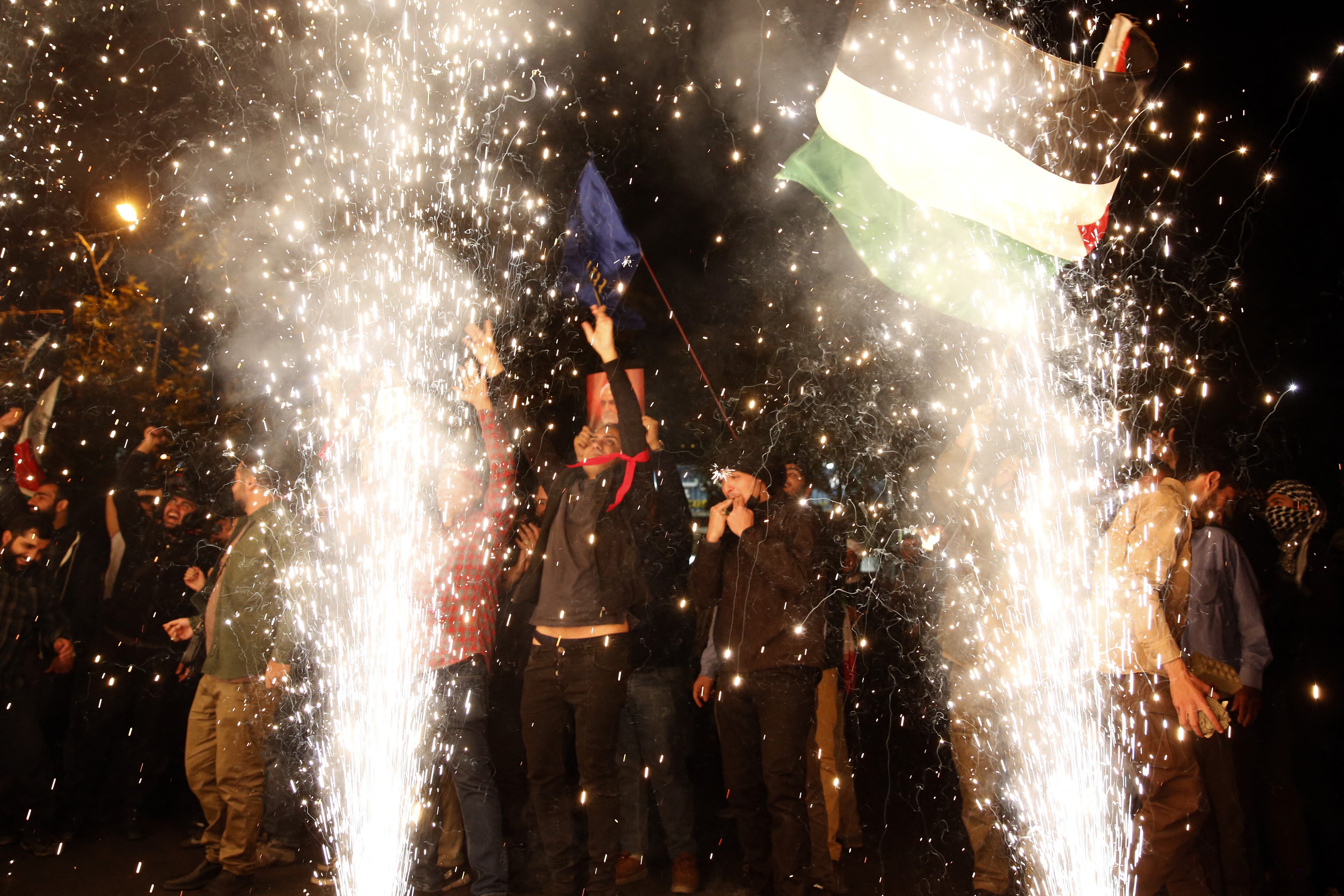 Iraníes celebrando el ataque terrorista en Israel.