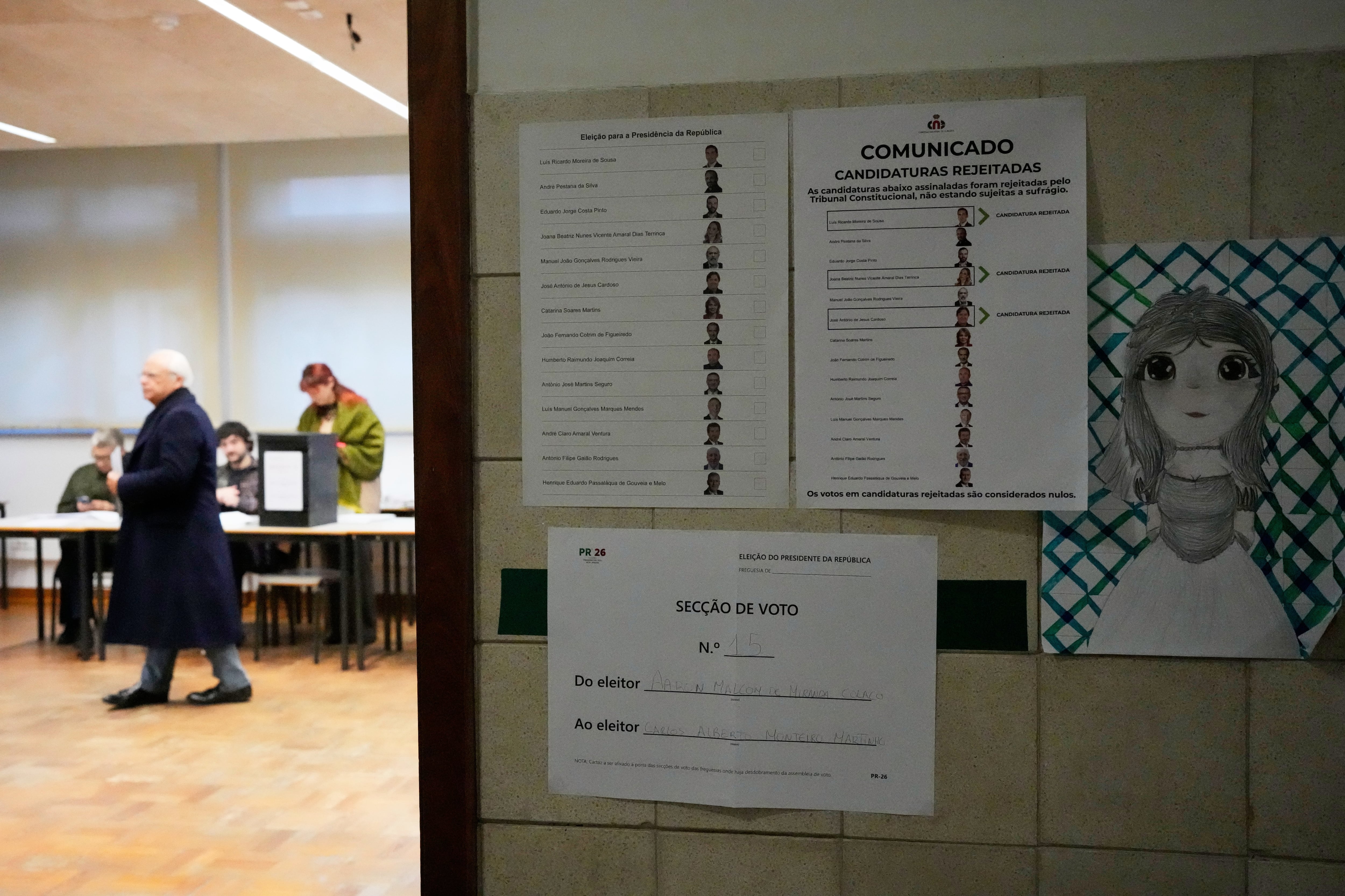 Una reproducción de una papeleta electoral se exhibe en la pared de un colegio electoral para las elecciones presidenciales de Portugal, en Lisboa.
